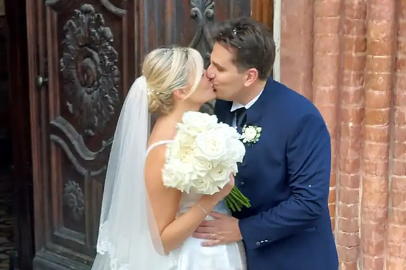 Il bacio mozzafiato di Giulia e Fabio