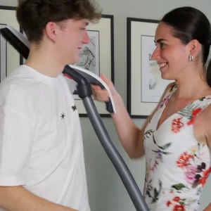 Lo dice la scienza: la vera intimità si costruisce passando l’aspirapolvere insieme